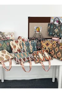 Colección de bolsos tote bordados de estilo bohemio con motivos étnicos