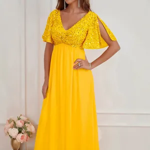 Robe de soirée jaune élégante avec col en V, corsage pailleté et jupe en mousseline.
