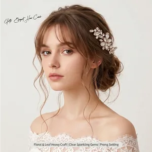 Vue détaillée d'un peigne à cheveux élégant en strass avec des motifs de feuilles.