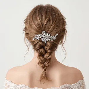 Peigne à cheveux de mariage en strass sur une coiffure tressée élégante en gros plan