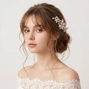 Peigne à cheveux élégant avec strass pour mariée et coiffure de mariage raffinée