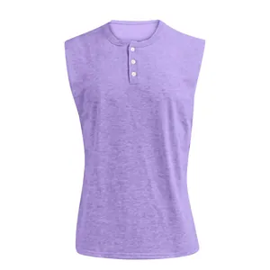 Dettaglio della maglia Henley senza maniche lilla da uomo con abbottonatura frontale.