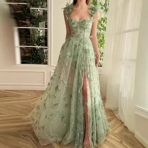 Robe de bal verte style forêt élégante avec appliqués floraux et fente latérale