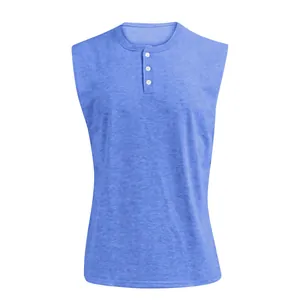 Dettaglio canotta da uomo azzurra con collo Henley senza maniche per fitness e sport