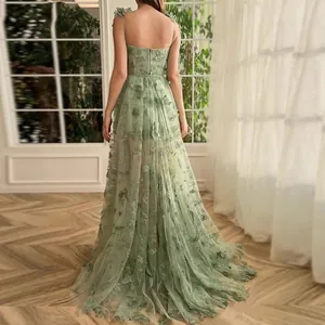 Vue de dos d'une robe de soirée vert sauge féerique avec appliques papillons et une longue traîne.