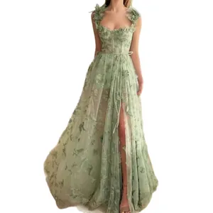 Robe de bal élégante en dentelle florale vert sauge avec décolleté cœur et fente haute