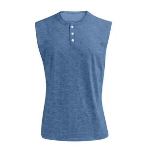 Dettaglio di un gilet Henley blu da uomo con tre bottoni bianchi e scollatura pulita