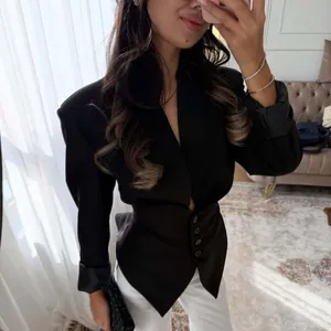 Elegant women's black slim-fit blazer with V-neck and waist-defining design