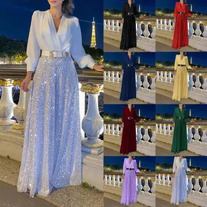 Ensemble chic avec un chemisier à col en V et un pantalon à paillettes brillant.
