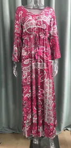 Detalle de un vestido largo bohemio con estampado de cachemira, escote en V y borla