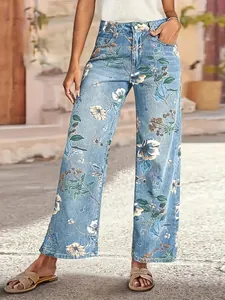 Detailansicht der Damen-Jeans mit geradem Bein und elegantem Blumenmuster in Hellblau