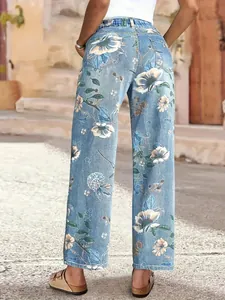 Rückansicht einer geblümten Damen-Straight-Leg-Jeans in einer lässigen Umgebung.