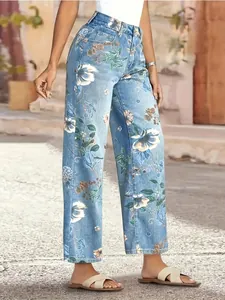 Detailansicht der stylischen hellblauen Jeans mit geradem Bein und elegantem Vintage-Blumendruck