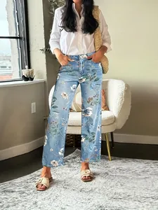 Detailansicht der Damen-Jeans mit Blumenmuster im geraden Schnitt in einer Lifestyle-Szene