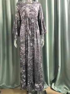 Vista completa del vestido largo bohemio con estampado paisley y elegantes mangas acampanadas