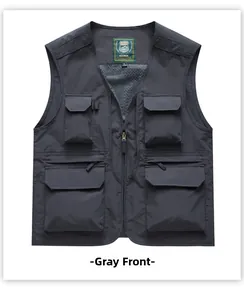 Vue de face détaillée d'un gilet gris multi-poches pour homme avec doublure filet