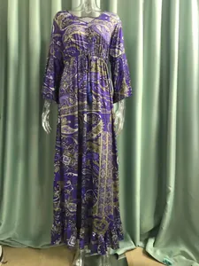 Detalle del vestido largo bohemio morado con estampado paisley, mangas de campana y cuello V