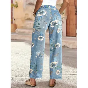 Stylische Rückansicht Damenjeans mit geradem Bein und hellem Blumenmuster mit Gummizug