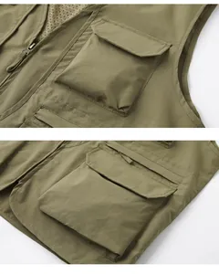 Gros plan sur les poches multiples d'un gilet cargo de plein air pour hommes