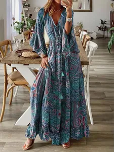 Detalle de un vestido largo bohemio con cuello en V, mangas acampanadas y estampado paisley