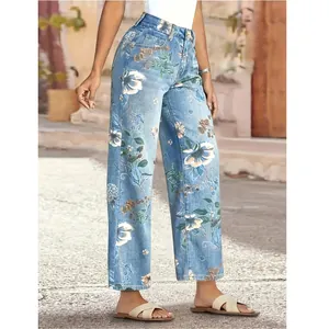 Modische Damenjeans mit geradem Bein und großem Blumenmuster in hellem Blau denim