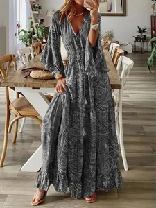 Detalle de un vestido largo bohemio con mangas de trompeta y estampado paisley