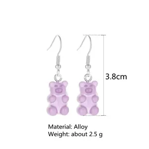 Dettaglio orecchini a forma di orsetto viola, misura 3.8 cm, materiale lega