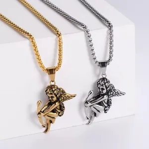 Vista dettagliata dei ciondoli angelo Cupido retrò in finiture in oro e in argento.