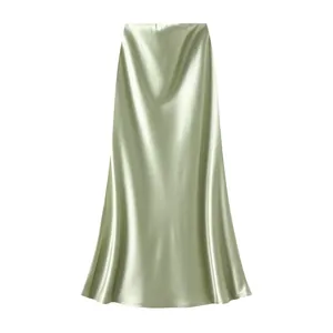 Elegante gonna midi a sirena in raso verde chiaro con trama drappeggiata lucida