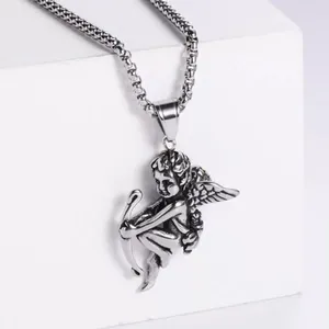 Primo piano di un ciondolo angelo Cupido vintage in acciaio inox con arco e freccia.
