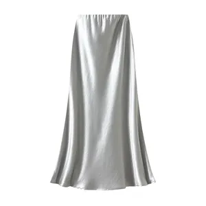 Dettaglio di un'elegante gonna midi in raso argento con una texture fluida e lucente