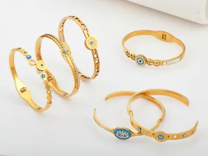 Eleganti braccialetti rigidi in acciaio titanio placcato oro con malocchio e cristalli