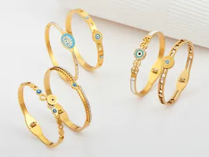 Selezione di braccialetti in acciaio al titanio dorato con motivi malocchio e zirconi