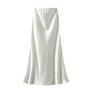 Elegante gonna midi in raso bianco a sirena con trama fluida a vita alta plissé.