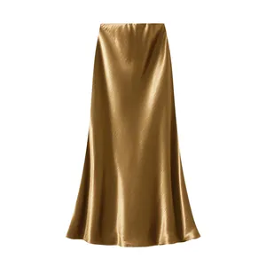 Elegante gonna midi a sirena in raso color champagne con pieghe raffinate.