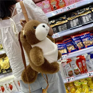 Gros plan sur un sac à dos en peluche loutre de mer marron dans un décor de magasin