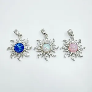 Vue macro détaillée de trois pendentifs tournesol avec des pierres colorées et des zircons
