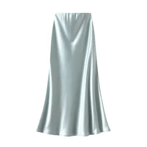 Elegante gonna midi in raso azzurro con texture a pieghe fluide e silhouette a sirena