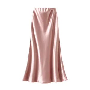 Elegante gonna midi in raso rosa a sirena con una consistenza di seta lucida e morbida