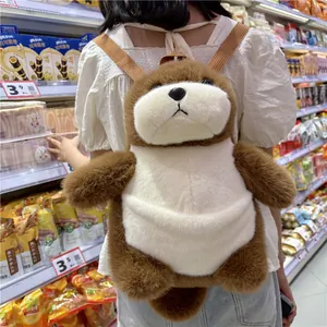 Vue détaillée d'un mignon sac à dos en peluche loutre de mer porté par une personne en magasin
