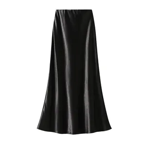 Vista dettagliata dell'elegante gonna midi in raso nero con caduta e trama fluida.