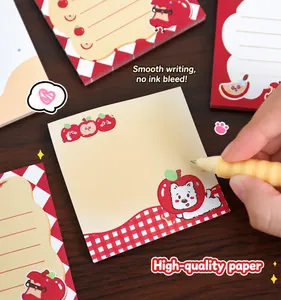 Primo piano di un simpatico taccuino a tema mela con una superficie di scrittura liscia.