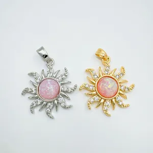 Détail de pendentifs tournesol rétro dorés et argentés avec pierre d'opale rose