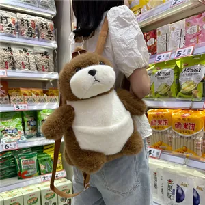 Détail d'un joli sac à dos en peluche loutre de mer marron et blanc porté à l'épaule.