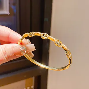 Λεπτομέρεια επιχρυσωμένου βραχιολιού 18K με ζιργκόν και σχέδιο κρίκων Chaine d'Ancre