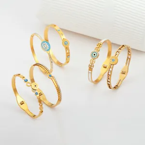 Elegante gouden titanium stalen Evil Eye armbanden met blauwe emaille accenten voor dames.