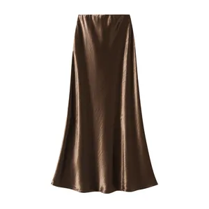 Elegante gonna midi a sirena in raso marrone con texture fluida e vita alta