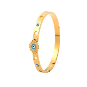 Vergulde titanium stalen armband met blauwe boze oog bedeltjes en zonnestraal detail