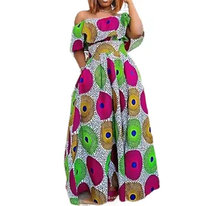 Robe longue africaine à épaules dénudées avec des motifs colorés de plumes de paon