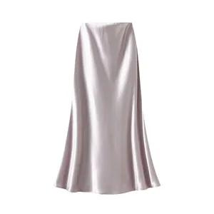 Elegante gonna midi a sirena in raso malva con tessuto lucido e silhouette a trapezio.